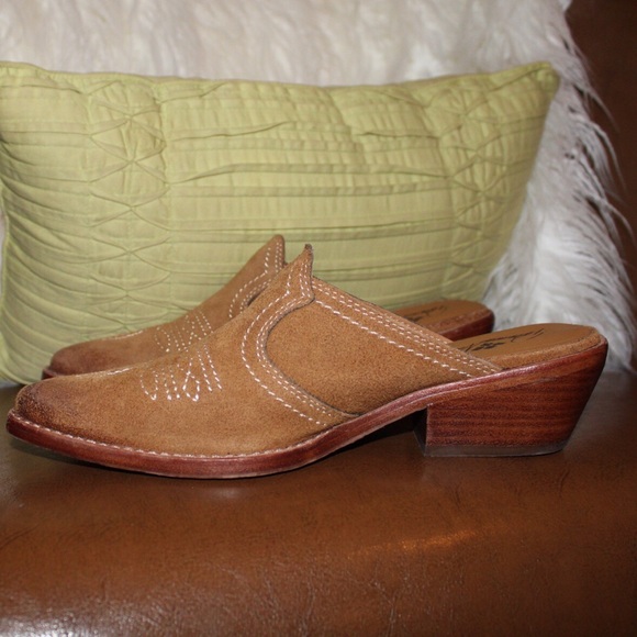 SOLD Patricia Nash Batista Boots in Tan - Picture 4 of 5